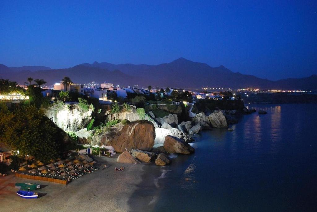 Edificio Verdemar - Stunning 1 Bed Apartment With Pool & Sea Views Нерха Екстер'єр фото